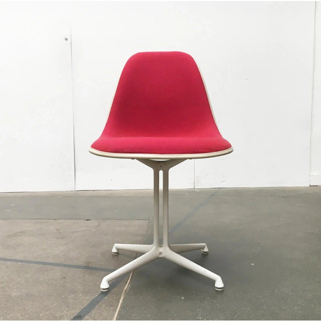 Original Herman Miller Eames fiberglass side chairs with a special Hopsack Farbe and elegant La Fonda base. The classic...