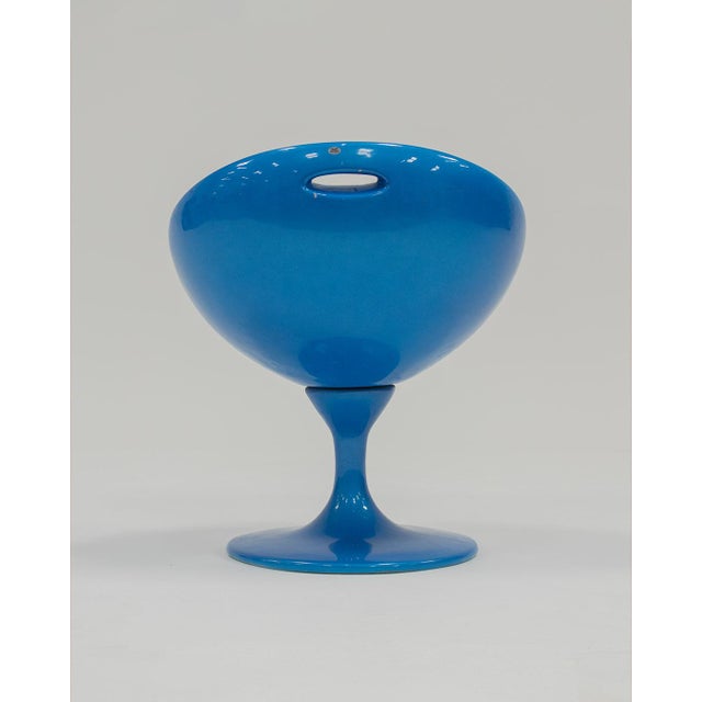 Space-age swivel chair in very good condition, except for some paint spots that can be seen in the photos.