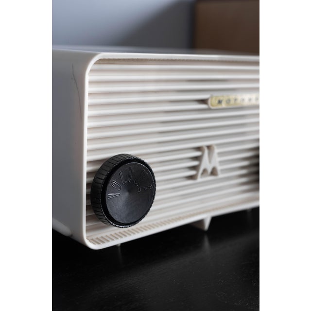 Mid-Century Modern 1957 Motorola Jetsons Tube Radio - White For Sale - Image 4 of 17
