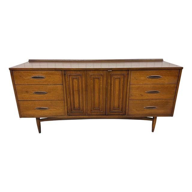 Mid-Century Modern Broyhill Sculptra Walnut 9-Drawer Dresser For Sale