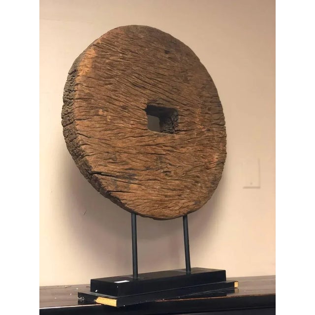 Asian Antique Rustic Mounted Ox Cart Wooden Wheel on Base From Thailand, 19th Century For Sale - Image 3 of 6