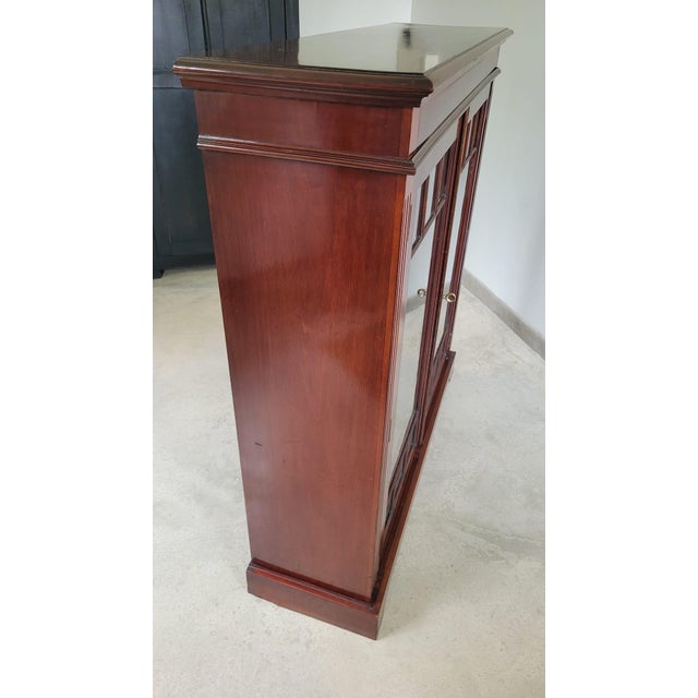 Low glass-fronted bookcase in the Neo-Georgian style (late 19th, early 20th century) Solid mahogany Antique hand-blown...