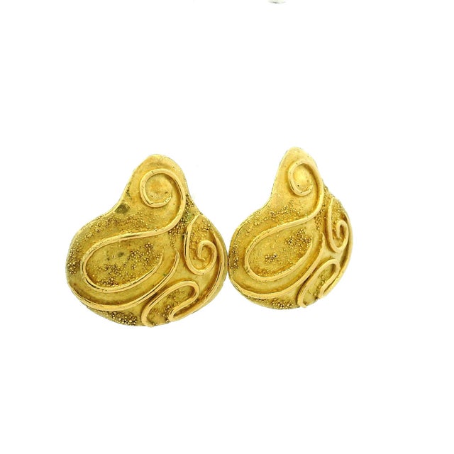 1970s 1970s Elizabeth Gage 18k Gold Sculptural Scroll Clip Earrings, A Pair For Sale - Image 5 of 17