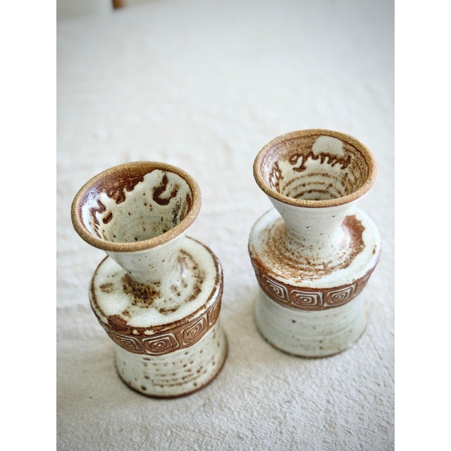1960s Los Artesanos Puerto Rico Stoneware Goblets Pair, Hal Lasky Mid Century Pedestal Cups, Sgraffito Ceramic - a Pair For Sale In Los Angeles - Image 6 of 9