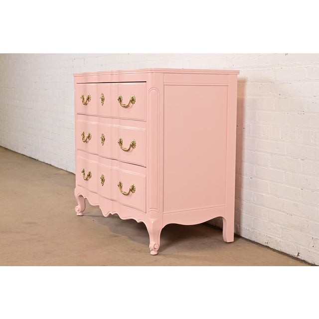French Provincial John Widdicomb French Provincial Louis XV Pink Lacquered Commode or Chest of Drawers, Newly Refinished For Sale - Image 3 of 15
