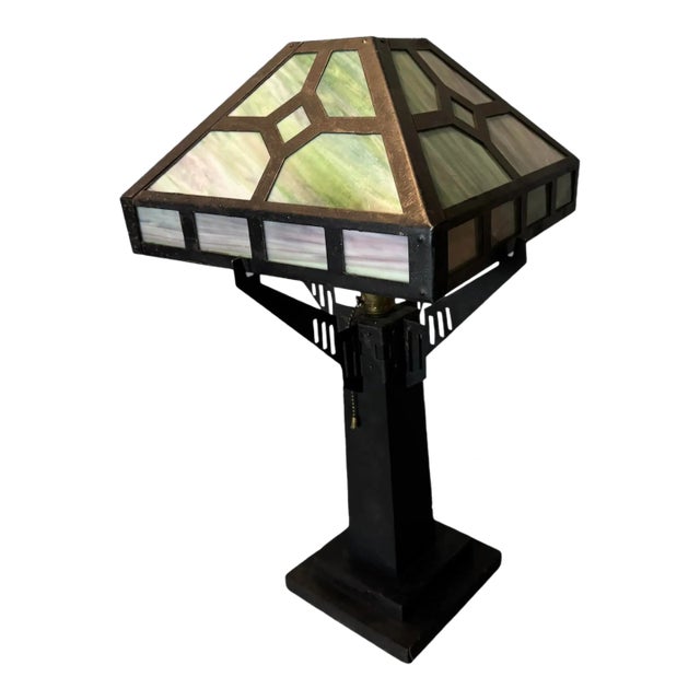Early 20th Century Mission Arts & Crafts Style Metal Framed Slag Glass Table Lamp With Oak Base For Sale
