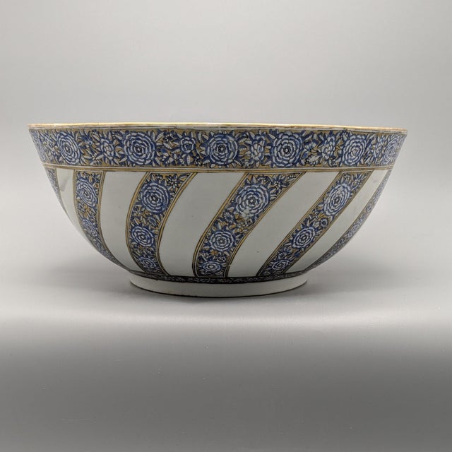 Chinese Elegant Large Chinese Export Bowl for the Islamic Market For Sale - Image 3 of 6