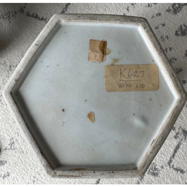 Late 18th Century Qing Dynasty Export Famille Rose Mandarin Hexagonal Floor Vase Featuring Scenes of Courtly Life and Gold Gilt Foo Dog Lid For Sale - Image 12 of 12