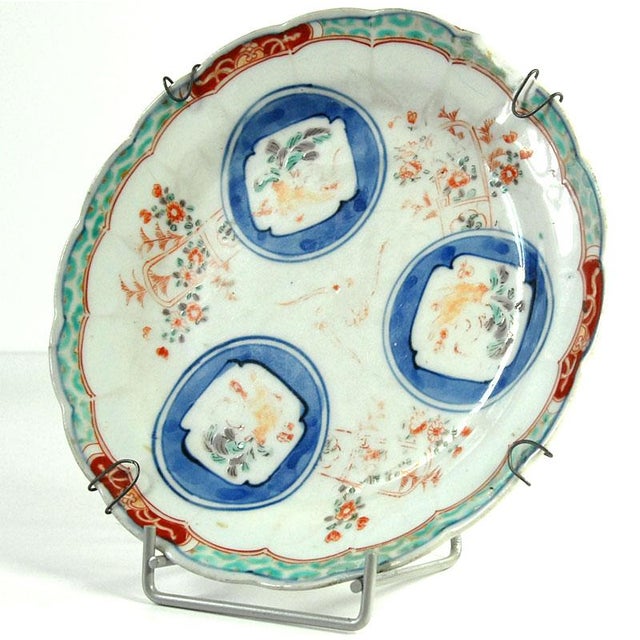 Decorative 18th-century Arita Imari porcelain plate decorated with hand-painted ornamentation. Signed. It comes from Edo...
