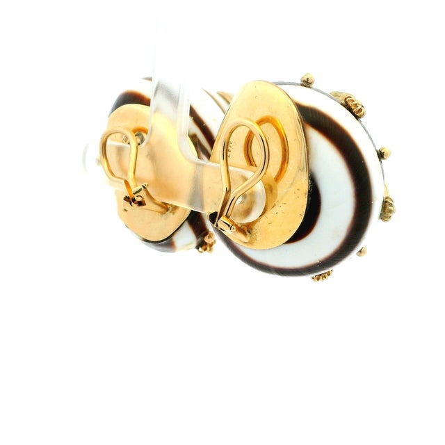 1970s Vintage Maz 14k Gold Conch Shell Mabe Pearl Gemstone Clip Earrings, Pair For Sale - Image 5 of 13