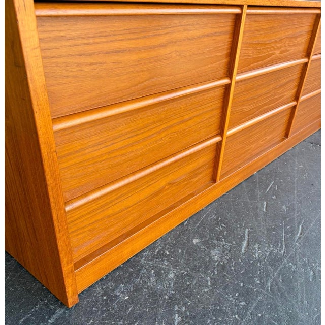 Simple, clean Danish teak niner by Jesper, in great shape. The minimal design they’re known for and beautiful teak tone...