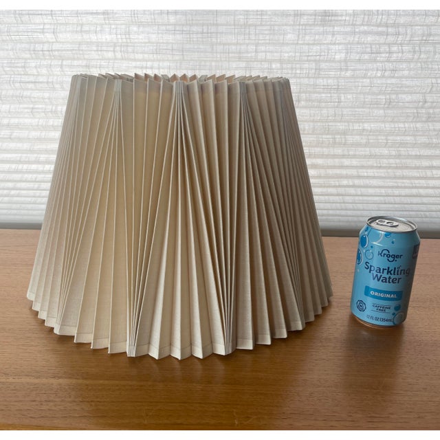 Mid-20th Century Stiffel Alternating Inverted Knife Pleated Linen Lamp Shade For Sale - Image 10 of 10