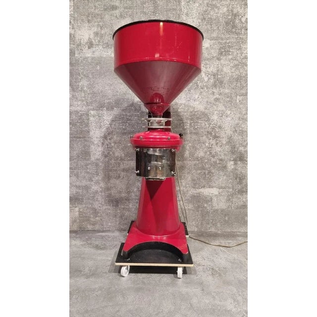 The original industrial coffee grinder. The motor has been replaced in 1973. An extra set grinder wheels come with it....