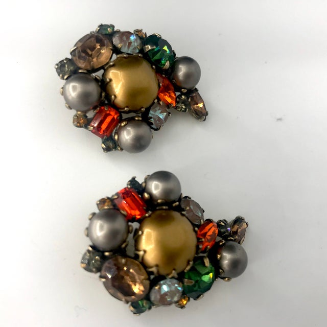 Modern 1940s SIgned Kramer Colorful Rhinestone and Pearl Teardrop Clip Earrings - 2 Pieces For Sale - Image 3 of 6