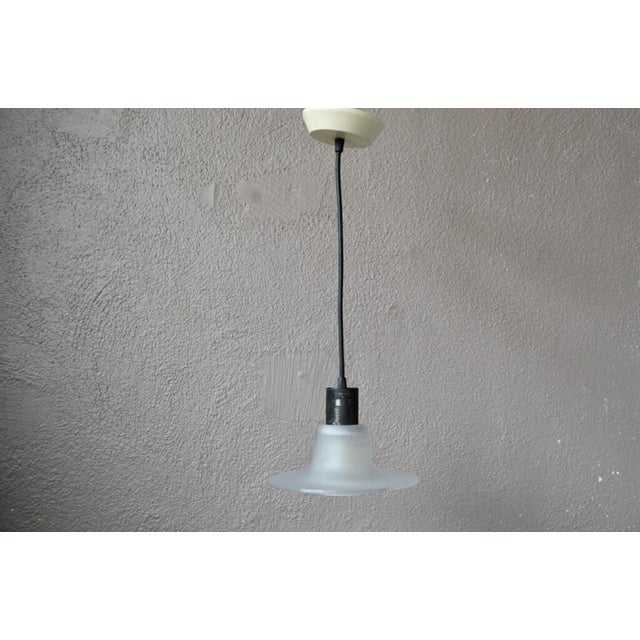 Sombre, efficient and terribly elegant, this Murano glass suspension lamp creates a precise, stylish lighting ambience....