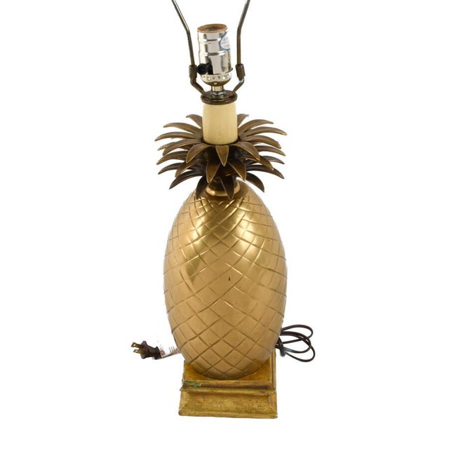 Mid 20th Century Hollywood Glam Brass Pineapple Table Lamp – Mid‑Century Style Sculptural Accent Lamp For Sale - Image 5 of 7