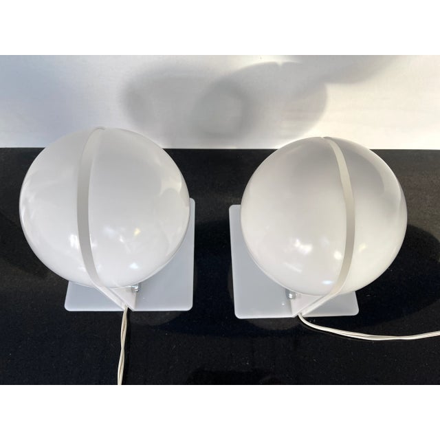 Pair of Lucite Lamps Sirio by Brazzoni Lampa for Harvey Guzzini. Italy, 1970s For Sale - Image 11 of 13