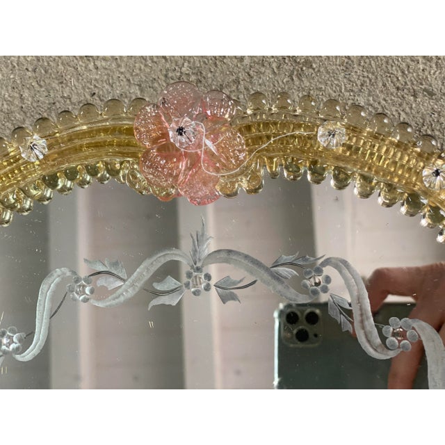 Important mirror with Murano glass transparent elements and pink flowers full of gold leaf. Oval mirror with venetian...