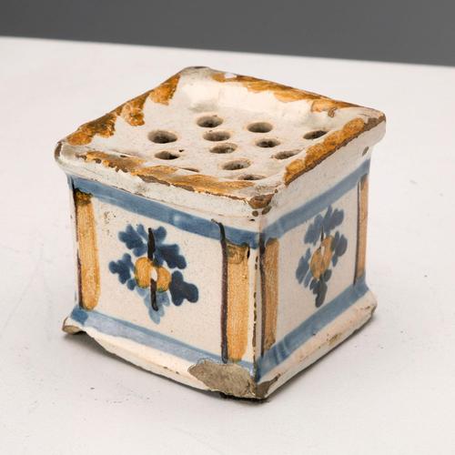 Majolica Inkwell and Dustpan For Sale - Image 6 of 9