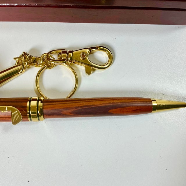 1980s Americana Boho Chic Golf Club Themed Wood Pen and Key Chain Boxed Set For Sale - Image 6 of 12