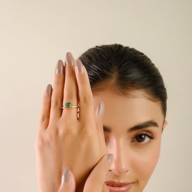 VRJewels Natural Emerald Wave Solitaire Ring in 14k Yellow Gold Size 5.5 For Sale In New York - Image 6 of 14