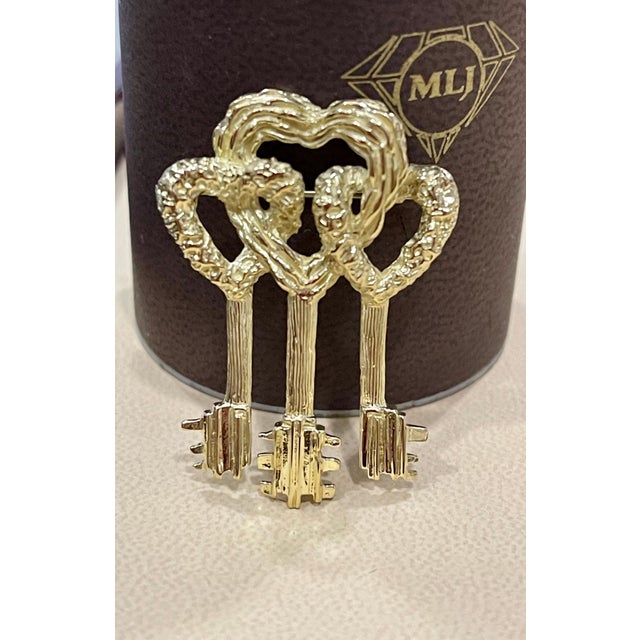 Cartier Cartier Key to My Heart 18 Karat Yellow Gold Three Heart Textured Key Pin Brooch For Sale - Image 4 of 18
