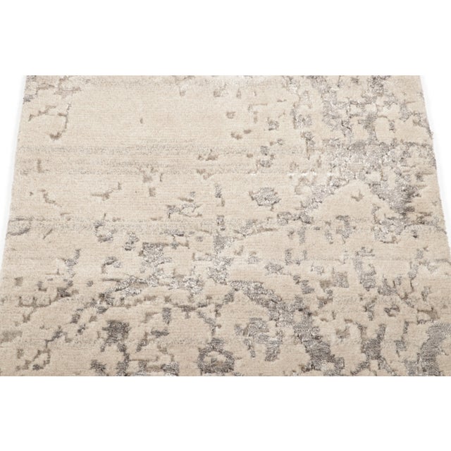 Late 20th Century Contemporary High-Low Geometric Beige & Gray Wool Rug by Rug & Kilim, India For Sale - Image 5 of 6