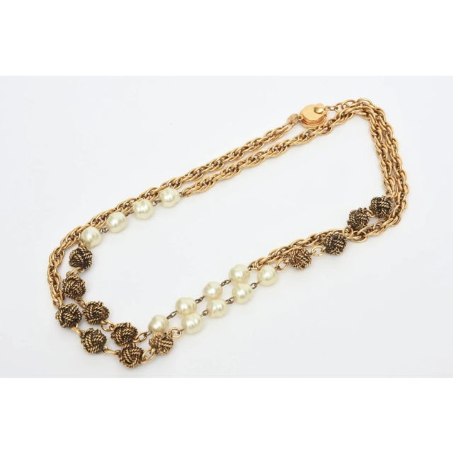 Metal Vintage Chanel Gold Knot and Nacre Faux Pearl Link Necklace 80's For Sale - Image 7 of 8