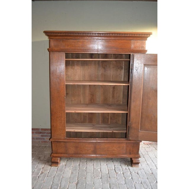 18th-century German oak wooden spinning cabinet. Height: 195 cm. Width: 146 cm. Depth: 67 cm. Shelves behind the door....