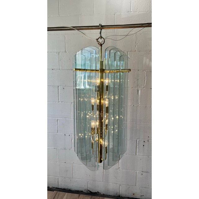 Contemporary 1970s Modernist Graduated Beveled Glass Chandelier With Brass Accents, 16 Panels For Sale - Image 3 of 10