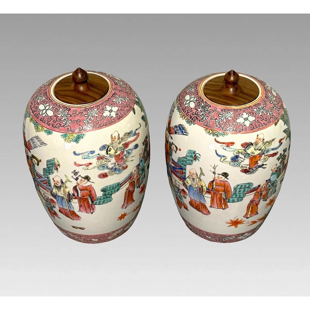 1980s Maitland Smith Auspicious Famille Rose Lidded Chinese White Porcelain Ginger Jars With Figures & Birds, a Pair For Sale - Image 5 of 10