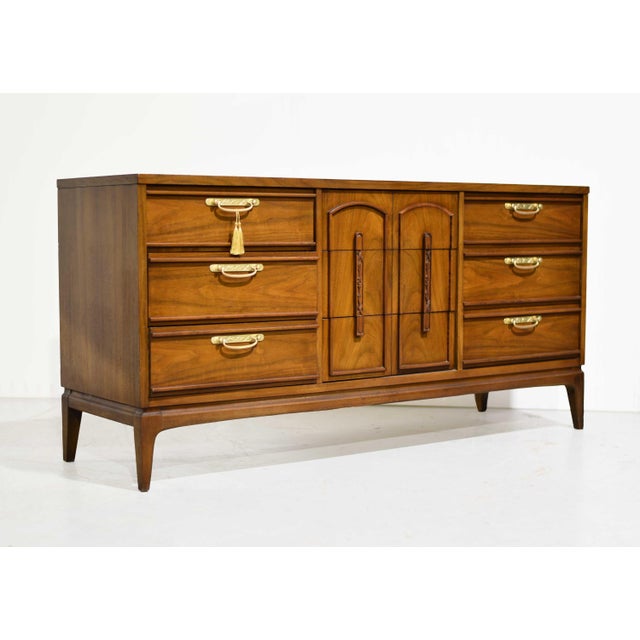 United Furniture Corporation 1960s Mid Century Modern Walnut Dresser by United Furniture For Sale - Image 4 of 15