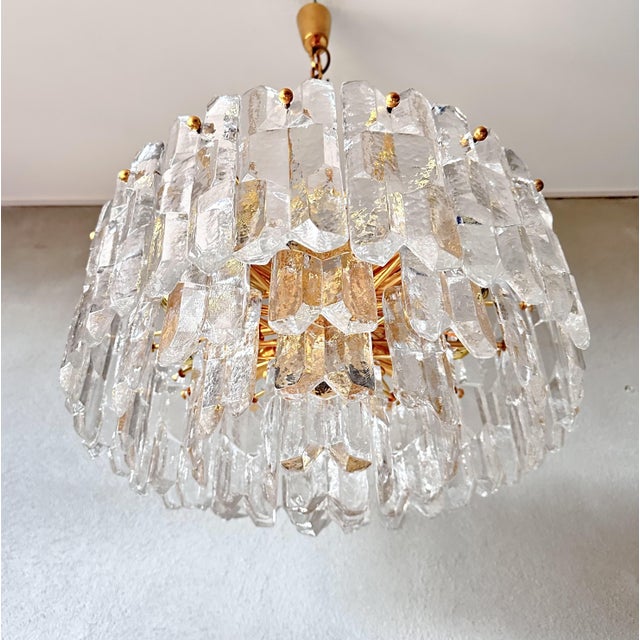 Experience the timeless elegance of the 1970s Austrian Vintage Kalmar Palazzo chandelier, a masterpiece that adds a touch...