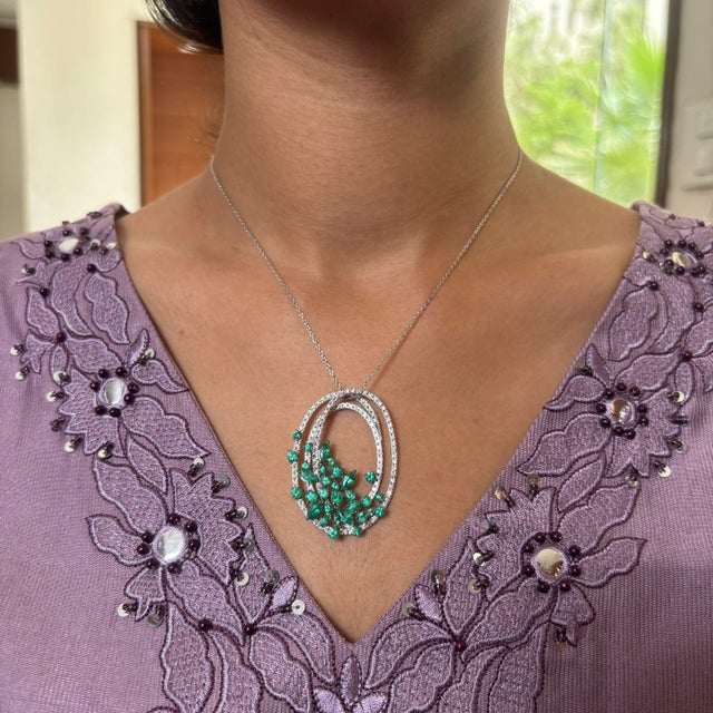 Natural emerald 3.53cts & diamond 0.84cts pendant in 18k gold For Sale - Image 4 of 18