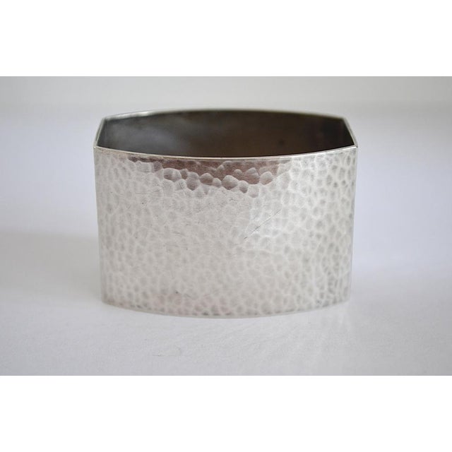 Elegant 800 silver napkin ring in a Bauhaus design – with a hammered surface texture. Classic silverware that's essential...