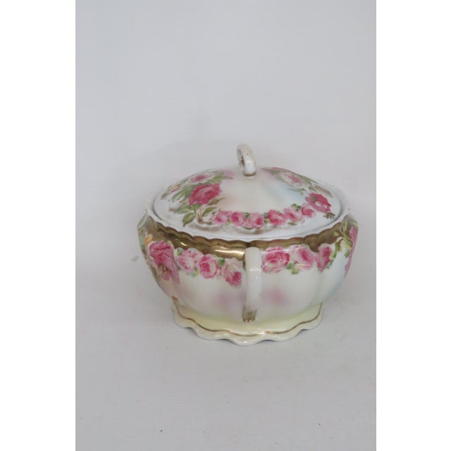 This beautiful Biscuit Jar is made out of porcelain. This Jar has brilliant style; it features a gold hand painted design...