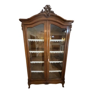 1970s Elegant French Provincial Curio Cabinet / Display Hutch – Solid Wood Glass China Cabinet For Sale