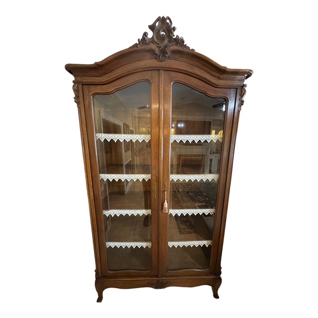 1970s Elegant French Provincial Curio Cabinet / Display Hutch – Solid Wood Glass China Cabinet For Sale