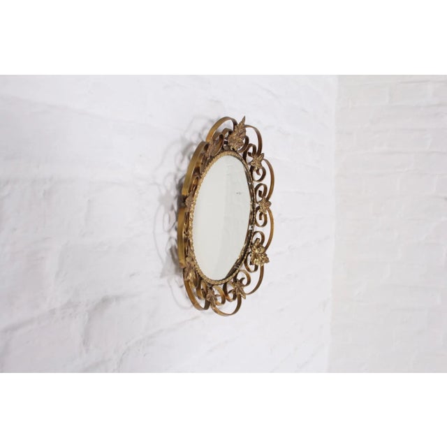 Brass sun mirror, made in the 60s. Very good state. Diameter 37 CM x P 3 CM.