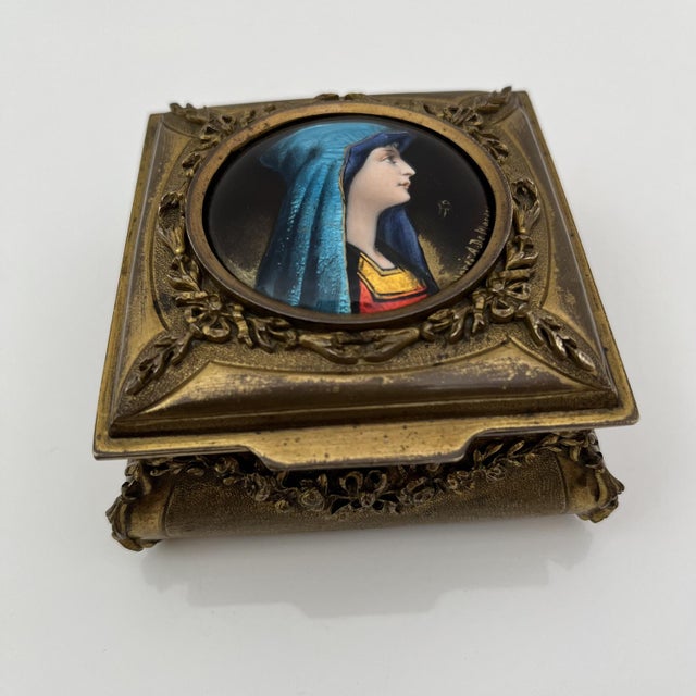 Gilt Bronze Box Portrait in Medallion attributed to De Mandre, France, 1900s For Sale - Image 8 of 18