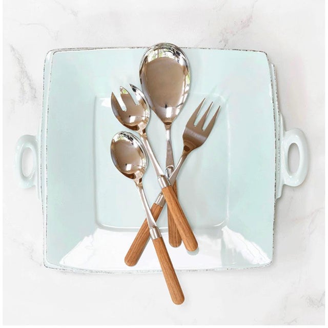 The Albero Oak Five-Piece Place Setting in soft brown features warm wood handles, with the strength of high-grade...
