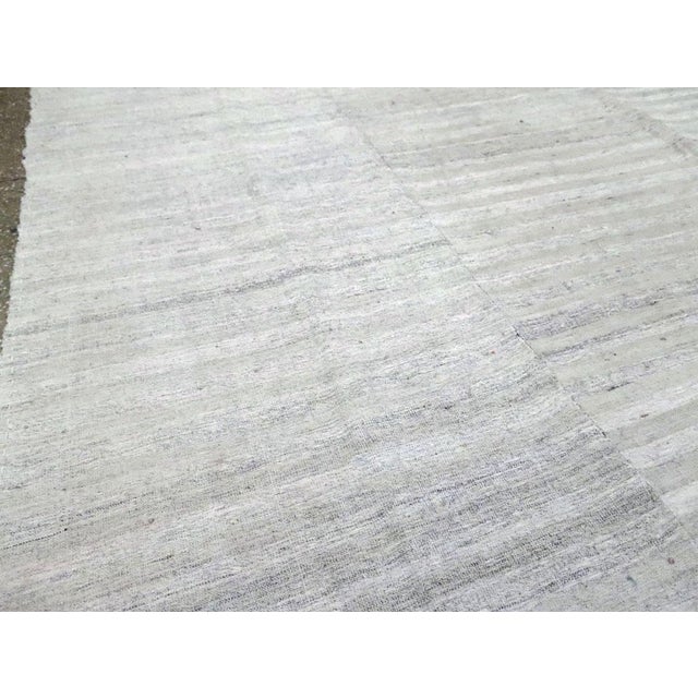 Galerie Shabab Collection Mid-20th Century Handmade Turkish Flatweave Kilim Room Size Carpet in Grey For Sale In New York - Image 6 of 10