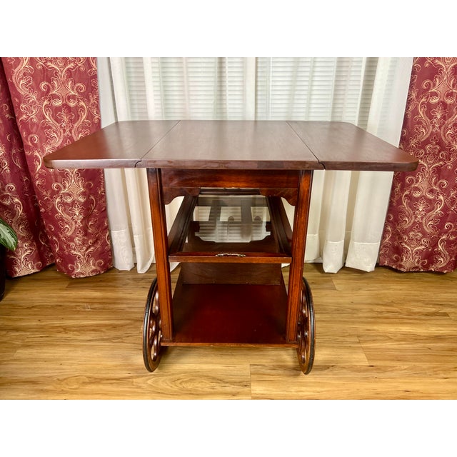 English Early 20th-Century Mahogany Serving Trolley With Drop-Leaf Top and Glass Tray For Sale - Image 3 of 11