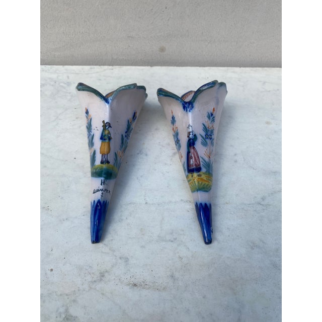 Pair of French Faience wall pocket signed Henriot Quimper HR , circa 1900. Hand painted with a couple of bretons and flowers.