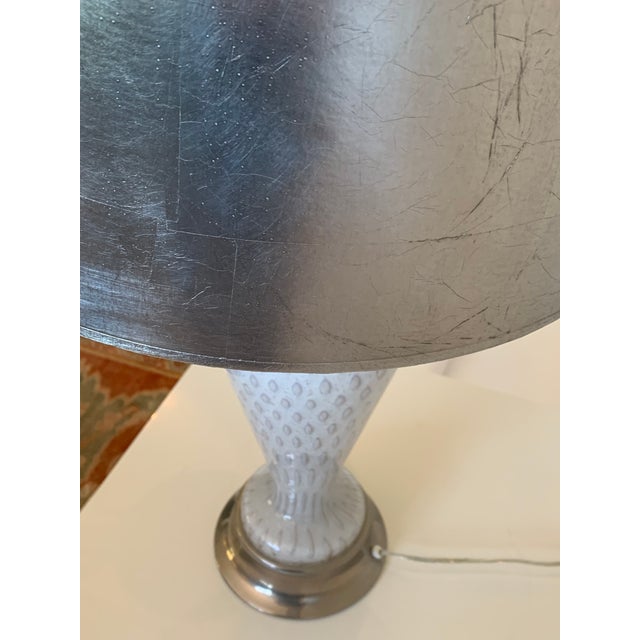 1960s 1960s Vintage Murano Bullicante White/Silver Table Lamp With Silver Drum Shade For Sale - Image 5 of 7
