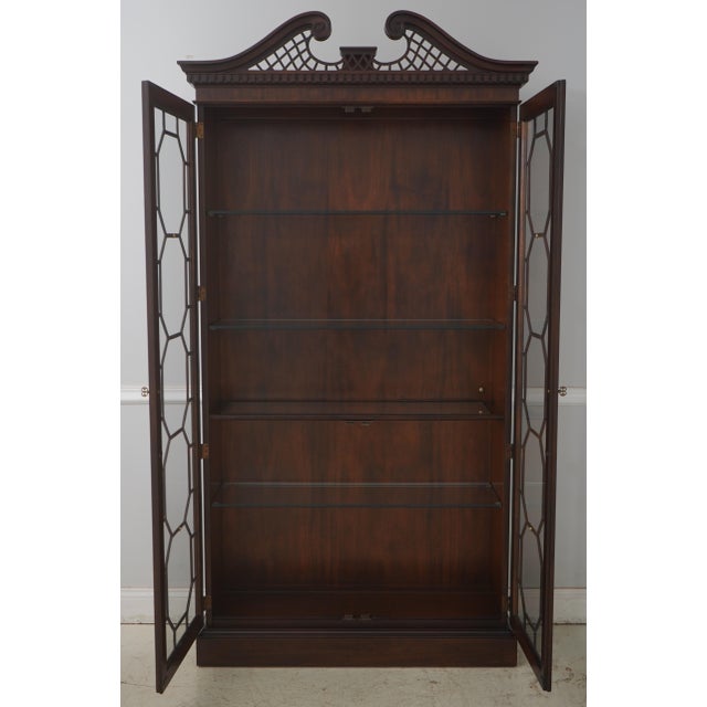 Chippendale 1990s Henredon Chippendale Mahogany 2 Door Curio Display Cabinet For Sale - Image 3 of 14