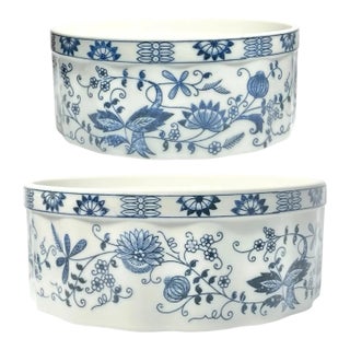 1980s Seymour Mann, Vienna Woods “Blue Onion” 2 Ceramic Round Casserole Soufflé Dishes For Sale