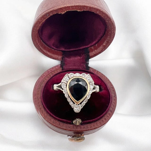 Beautiful vintage heart-shaped ring. Made of 18 carat gold (750 thousandths), this ring is set with a sapphire of...