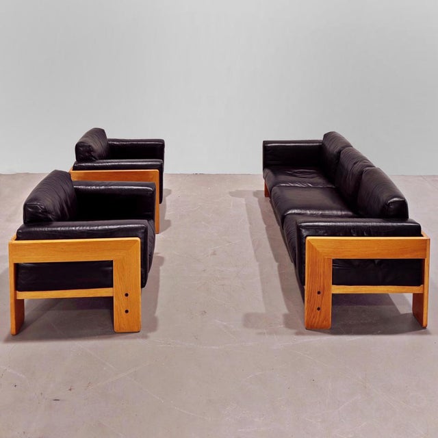 1960s Sofa and Armchairs Mod. Bastiano in Oak Wood and Black Leather by Afra and Tobia Scarpa for Gavina, 1960s, Set of 3 For Sale - Image 5 of 18
