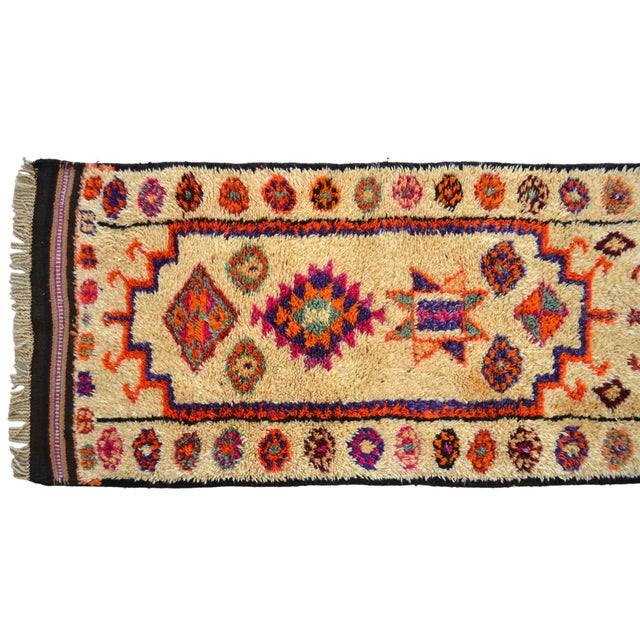 Cream 1970s Hand-Knotted Turkish Runner Rug. High Pile Tribal Extra Long Runner Rug - 2′8″ × 15′3″ For Sale - Image 8 of 11